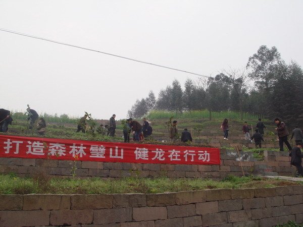 距璧山城区33公里,距重庆主城43公里,距成渝高速公路丁家出口8公里.